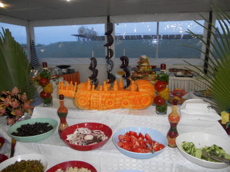 Buffet sehr liebevoll gestaltet Sun Club Hotel