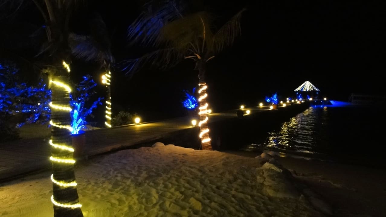 Liebevoll mit Leuchten geschmückt und beleuchtet Komandoo Island Resort & Spa - Adults only