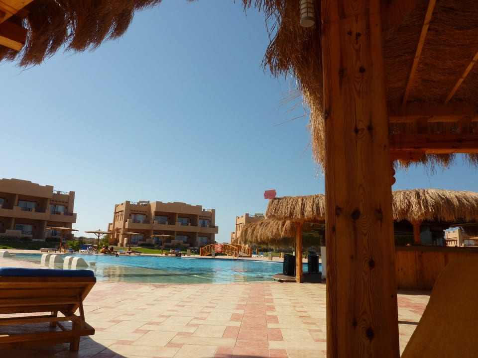 Poolanlage mit dahinterliegender Wohneinheit Laguna Beach Marsa Resort