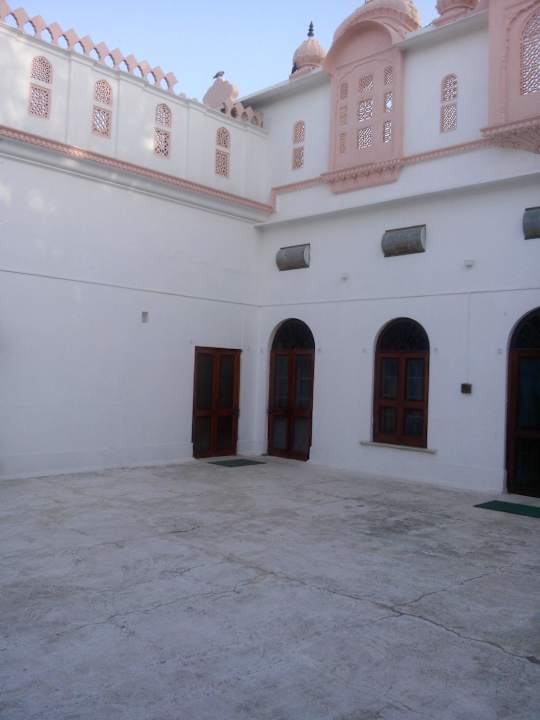 Bereich vor meinem Zimmer WelcomHeritage Bijayniwas Palace