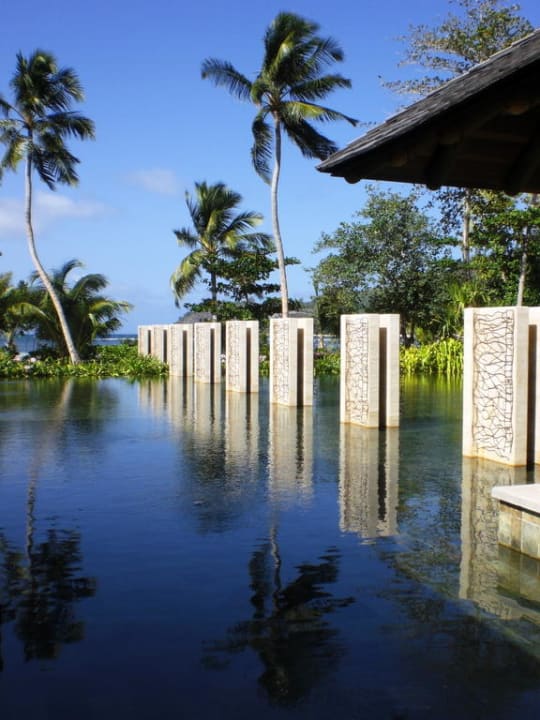 Viel Wasser um die Hotelanlage Constance Ephelia