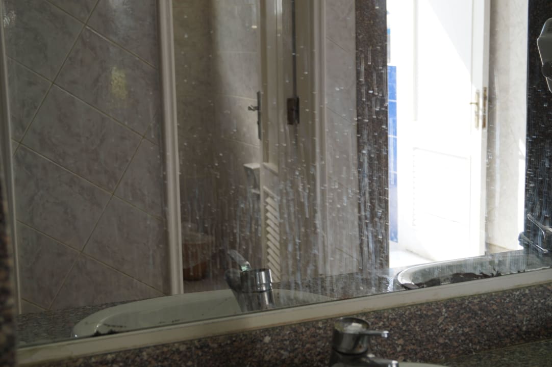 Strandtoilette, Spiegel bei den Waschbecken The Grand Hotel Hurghada