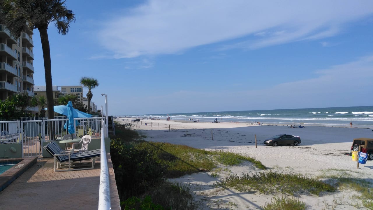 Blick zum Stand vom Pool Hotel Atlantic Ocean Palm Inn