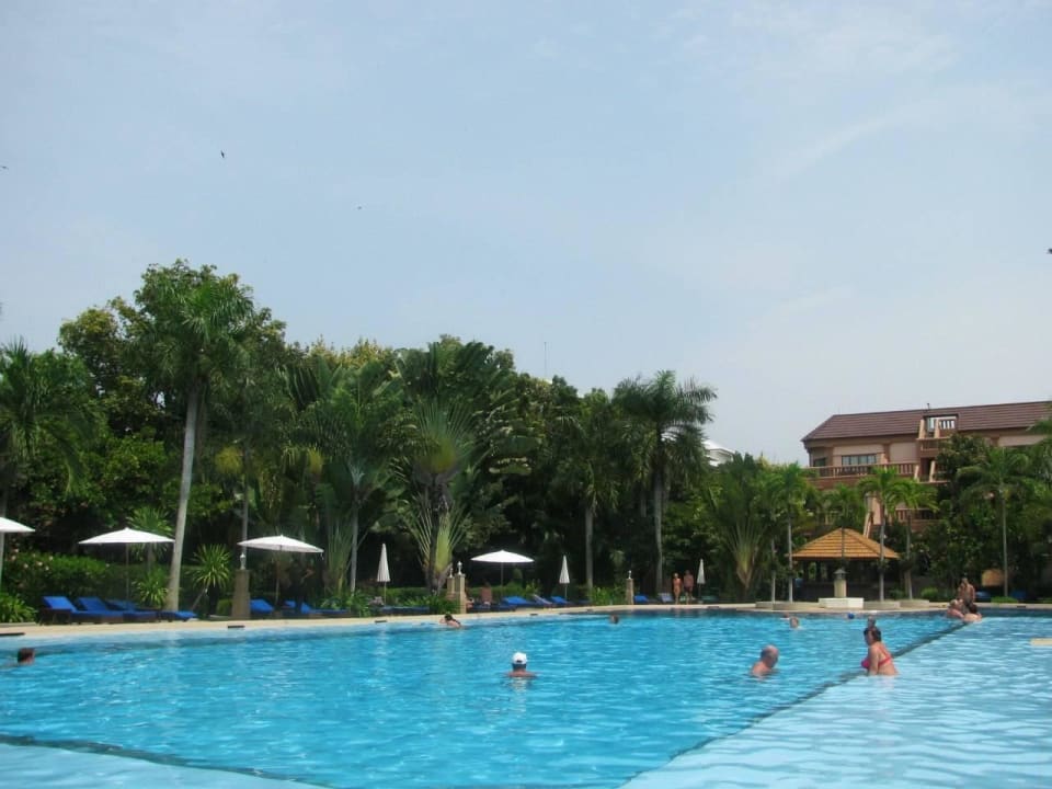 Первый бассейн Botany Beach Resort