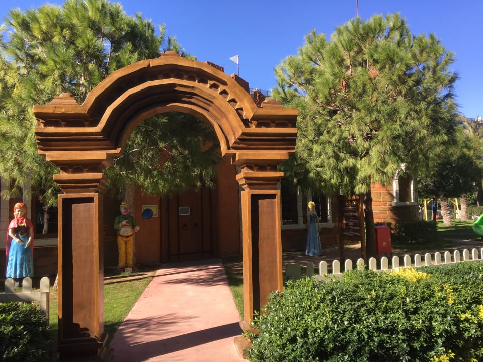 Eingang zur Kindervilla Hotel Miracle Resort