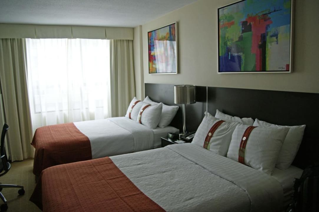 Grosse Betten mit vielen Kissen Holiday Inn Toronto Downtown Centre