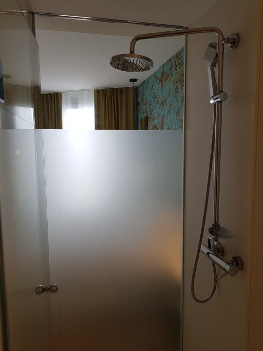 Dusche mit Milchglas zum Bett hin Hotel HM Gran Fiesta
