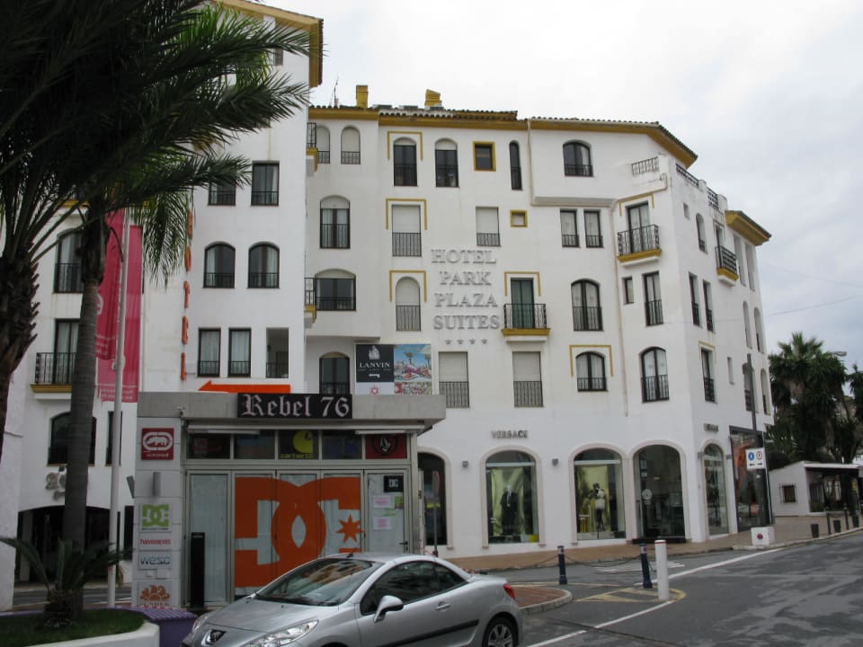 Blick auf das Hotel von der Straße aus Park Plaza Suites Hotel