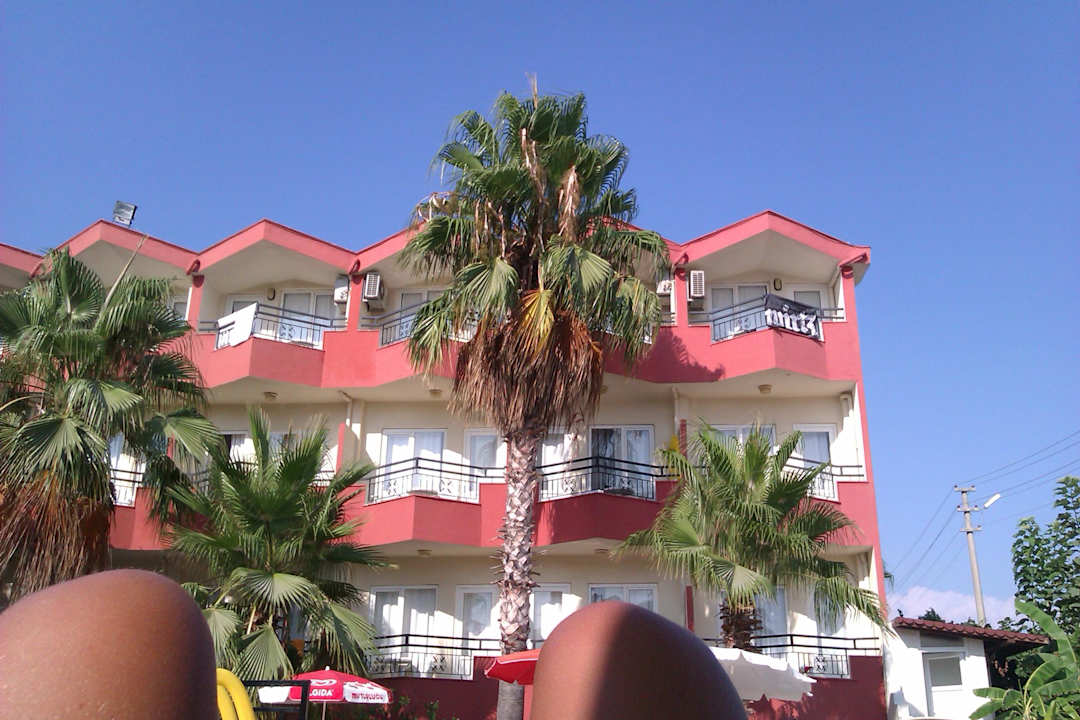 Hotel von dem Hintereingang Semoris Hotel