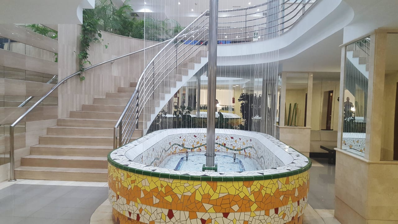 Deko-Seilbrunnen vor Restaurant Hotel Timor