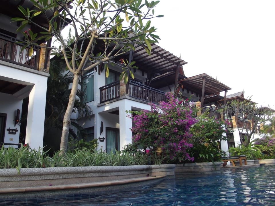 Blick vom grossen Pool auf die Pool-View Zimmer Hotel Railay Village Resort & Spa