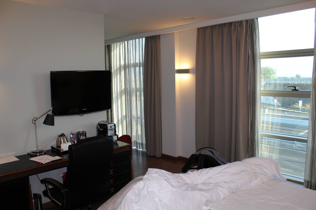 Blick Richtung Strasse Crowne Plaza Madrid Airport