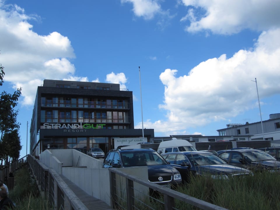 Ansicht von der Straße zum Hotel Strandgut Resort