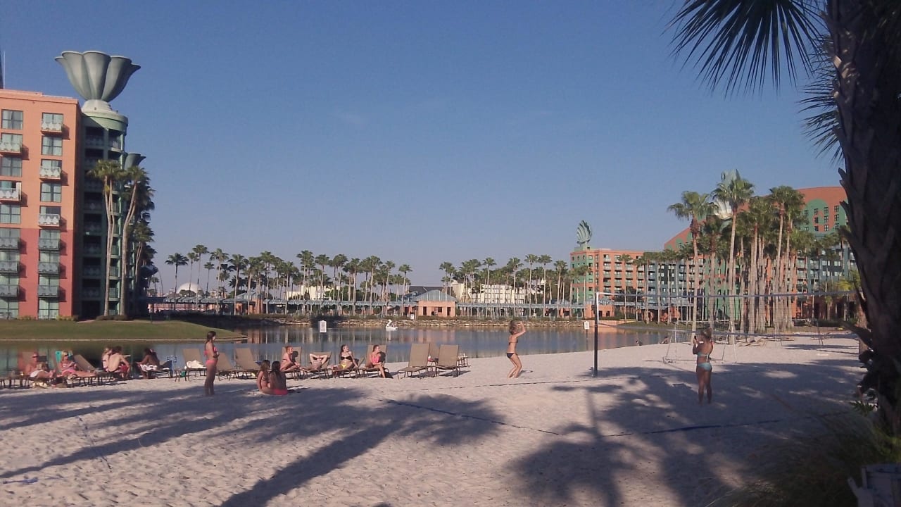 Sanstrand mit künstlich angelegten See Walt Disney World Dolphin Resort