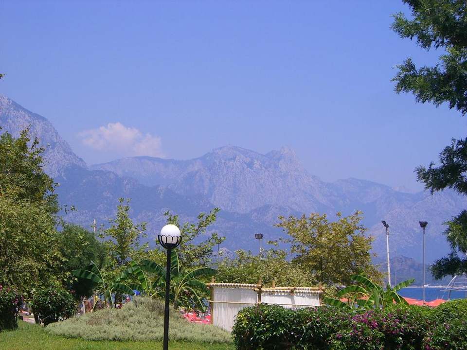 Blick vom Pool auf die Berge Kilikya Palace Göynük