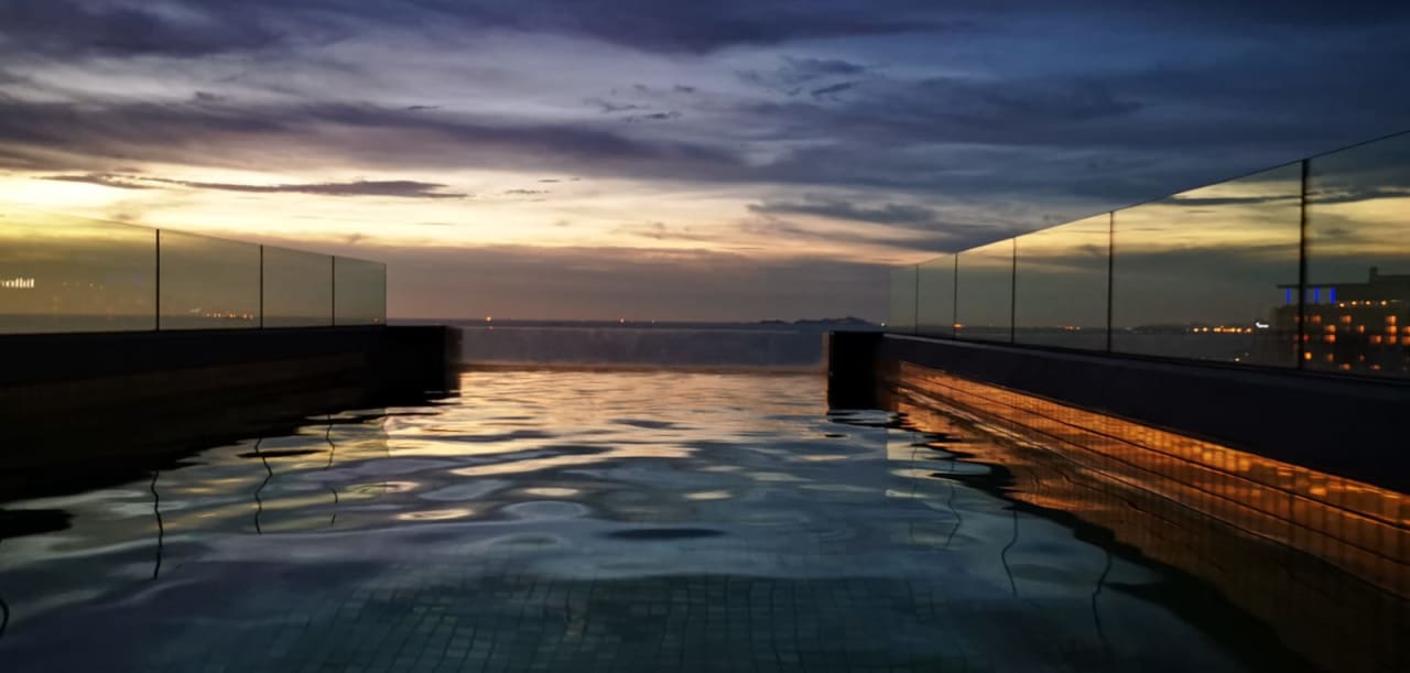 Pool EDGE Sea View Holiday inn Pattaya Central