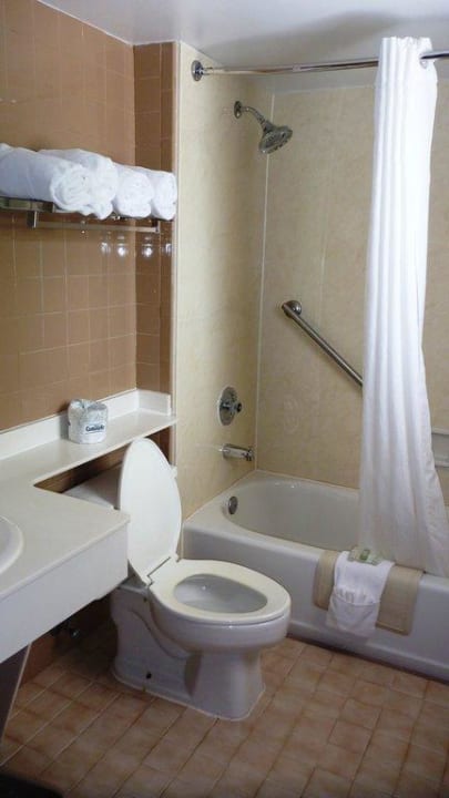 Badezimmer mit Waschbecken, Toilette, Badewanne Best Western Plus Hibiscus Motel