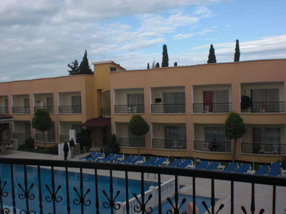 Alle Zimmer zum Pool Sayanora Hotel