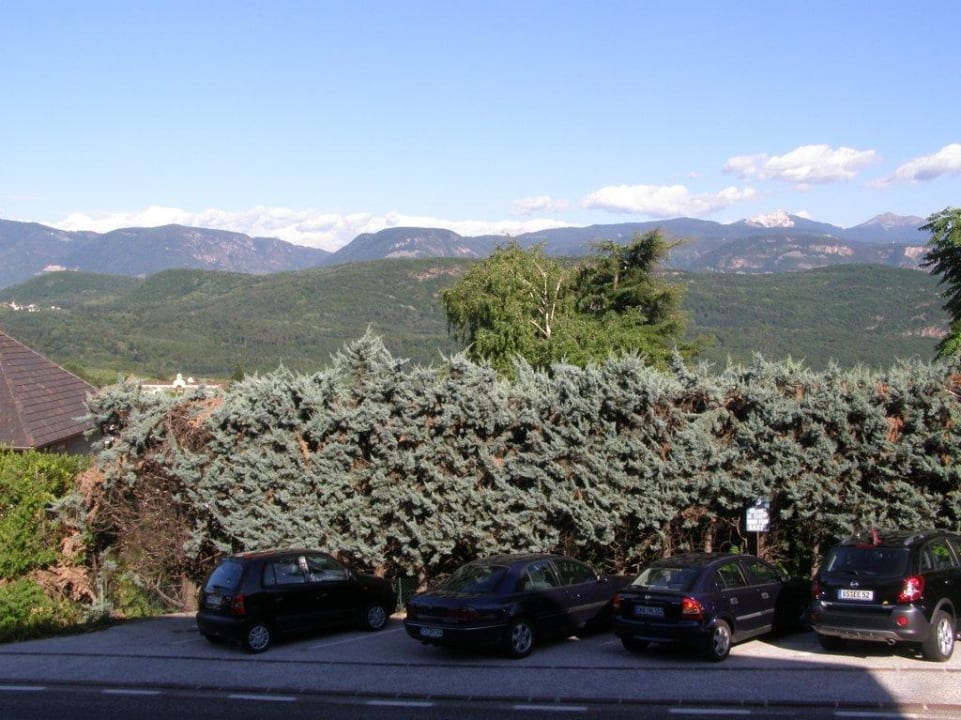 Parkplätze und Berge Pension Latemar