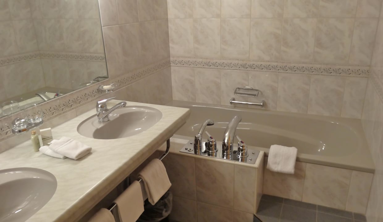 Badezimmer Junior-Suite "Tradition"  Parkhotel Bellevue & Spa