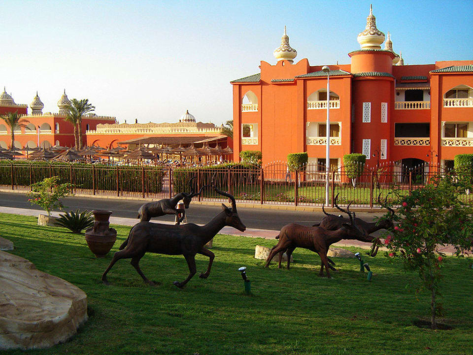Панорама перед отелем Pickalbatros Jungle Aqua Park Resort - Neverland Hurghada
