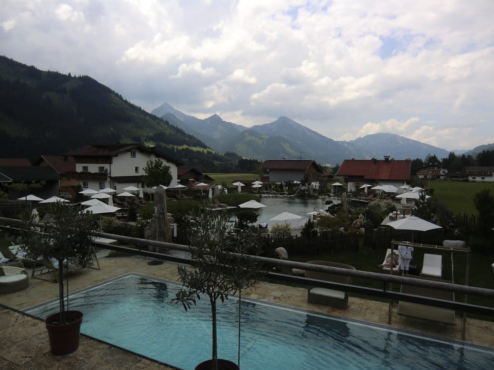 Blick auf Pool und Garten von der Sonnenterrasse Wellnesshotel Engel