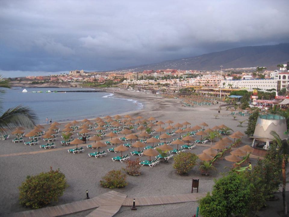 Strand mit Blick auf das Hotel Adrián Hoteles Jardines de Nivaria