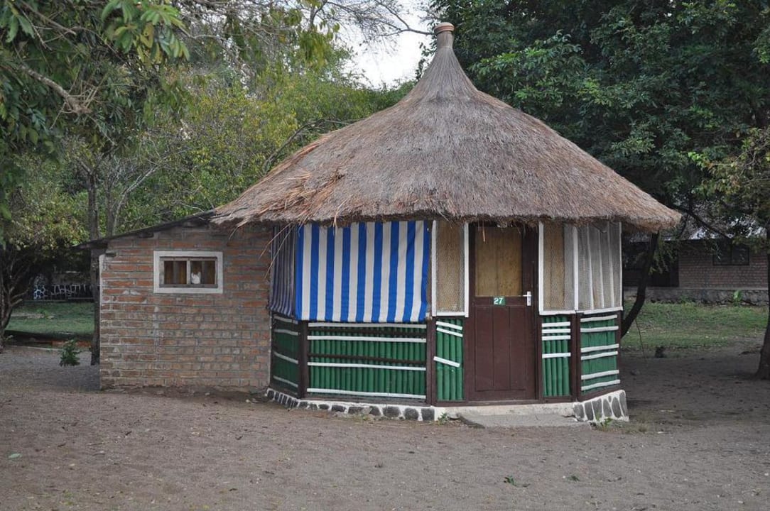 Eine der Bamboo - Hütten direkt am Strand Hotel Matema Beach View Lutheran Centre