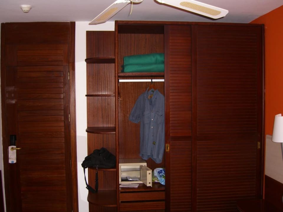 Großer Kleiderschrank mit Safe Blau Colònia Sant Jordi