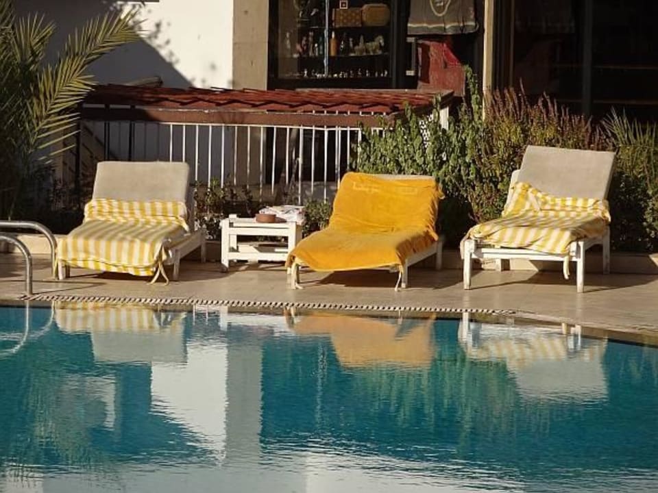 Die heruntergekommenen Liegen. Pyramisa Hotel Luxor