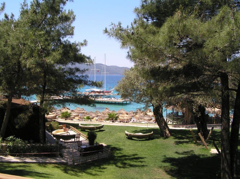 Blick auf Strand und türkisches Restaurant Rixos Premium Bodrum