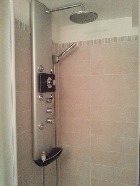 Dusche im Duschbad unten L'Isatis Chalet Hotel