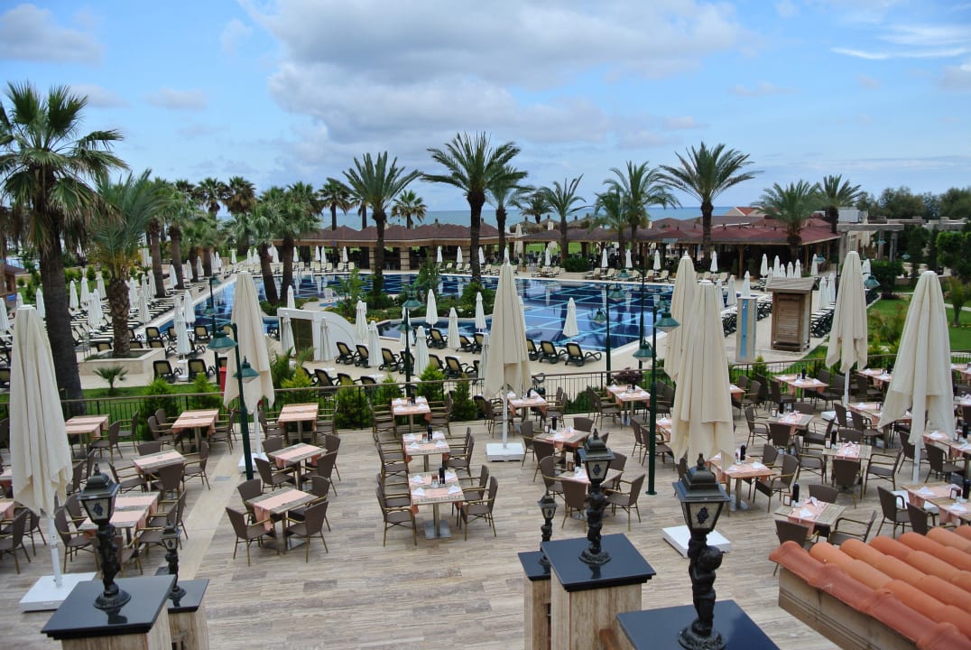 Pool mit Poolbar im Hintergrund Crystal Tat Beach