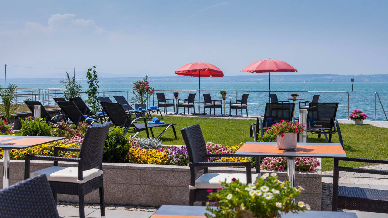 Seeterrasse mit Liegewiese Seehotel BelRiva