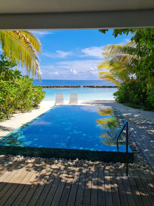 Pool Outrigger Maldives Maafushivaru Resort