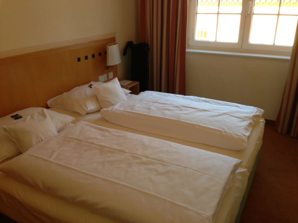 Doppelbett in großem Zimmer Golf & Sporthotel Wiesensee