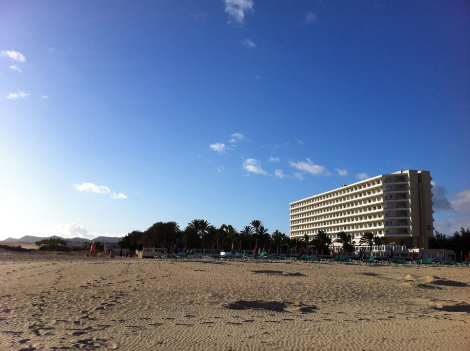 Blick vom Meer auf die Anlage Hotel Riu Oliva Beach Resort