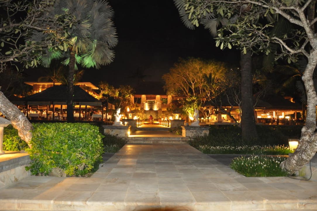 Gartenanlage am Abend AYANA Resort Bali