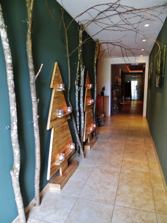 Sogar die Gänge sind liebevoll dekoriert Naturhotel Forsthofgut