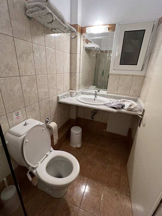 Zimmer Acharavi Beach Hotel