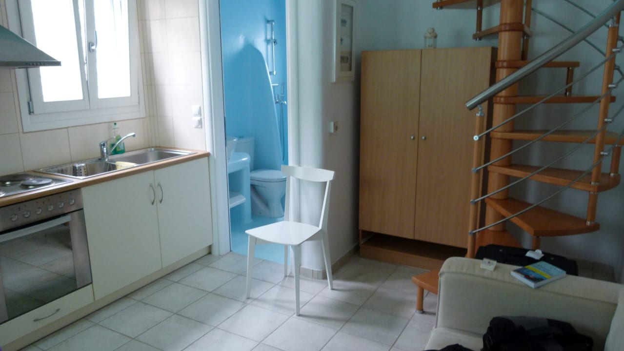 Teil der Küche, hinten Bad, WC  Hotel Villa Nireas