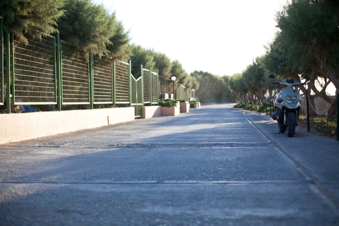 Der schmale Weg vom Hotel zum Strand Anissa Beach & Village
