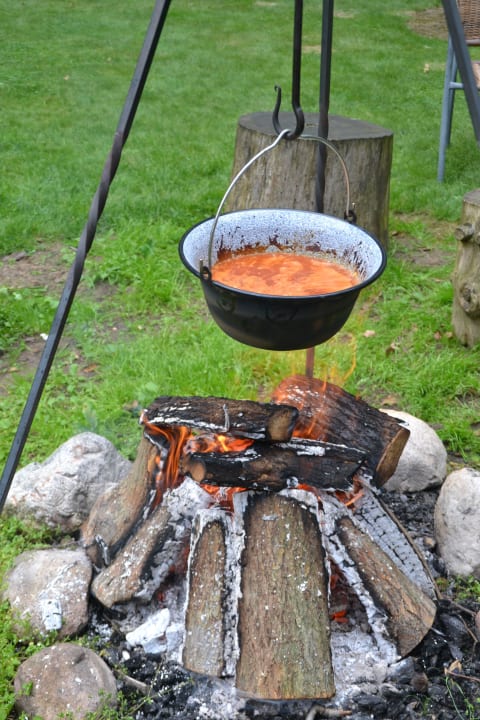 Deftiges über dem Lagerfeuer Ferienbauernhof FiHoF
