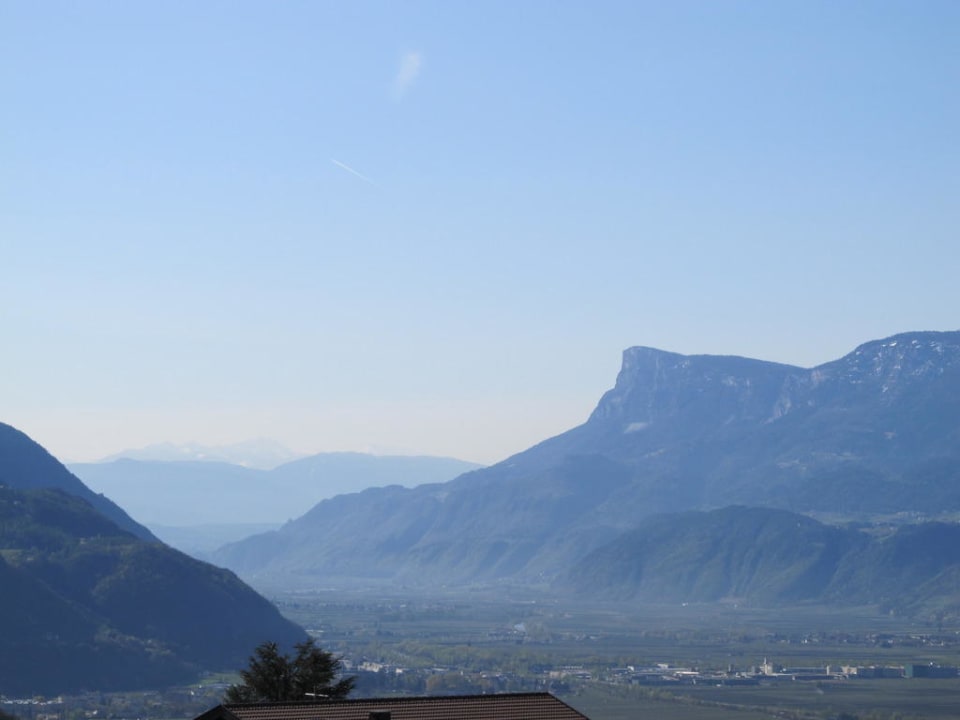 Blick nach Bozen Hotel Alpenhof