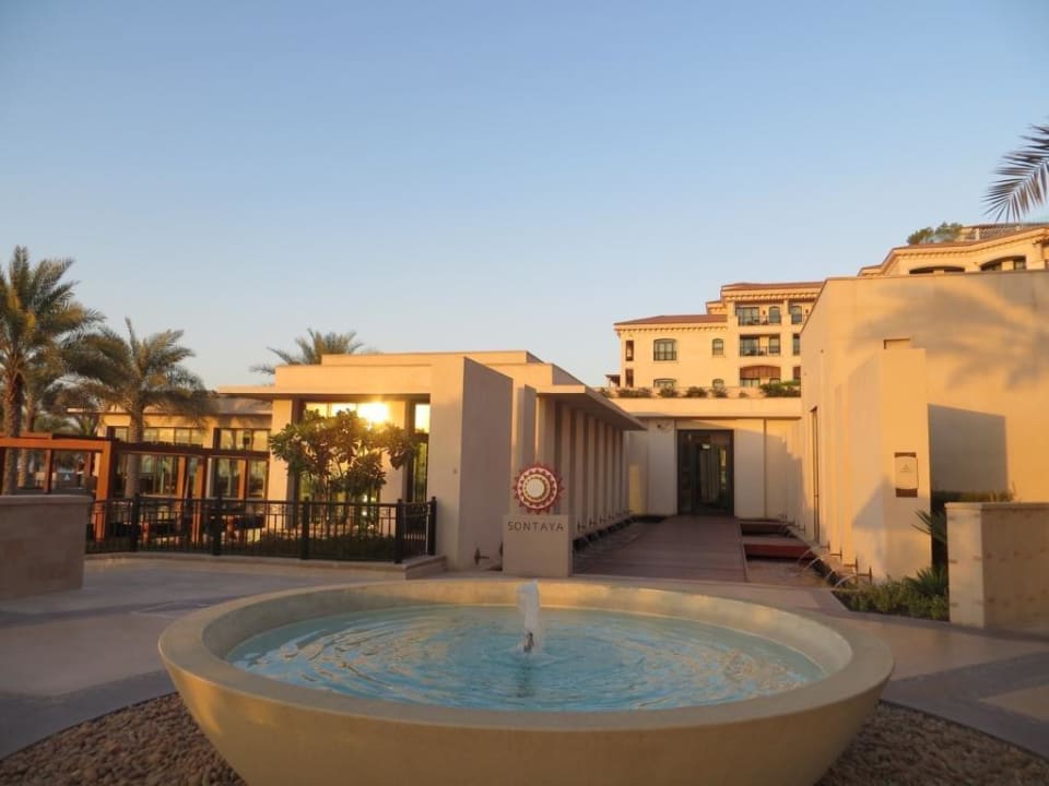 Eingang ins Sontaya (südostasiatische Gerichte) The St. Regis Saadiyat Island Resort, Abu Dhabi