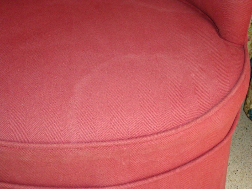 Schöner, verfleckter und dreckiger Sessel Valentin Somni Hotel & Suites