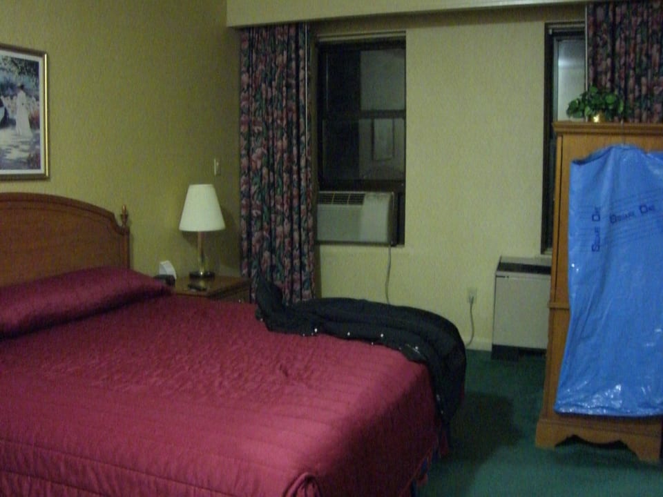 Riesengroßes Bett mit TV Ramada by Wyndham Jersey City