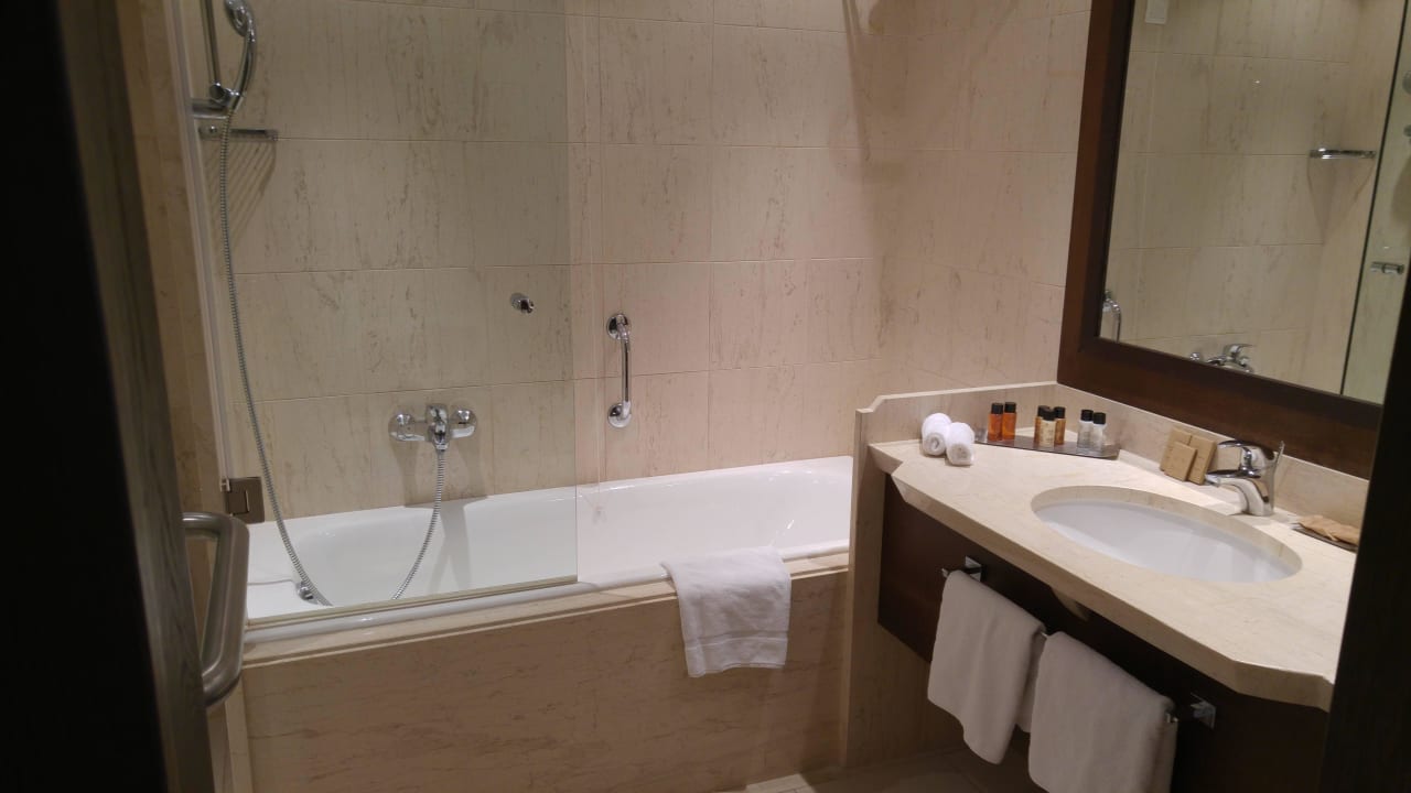 Bad mit Wanne und Dusche Atlantica Belvedere Resort