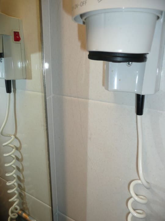 Föhn im Bad mit langem Haar von Vorgängerin AQUA Hotel Bertran Park