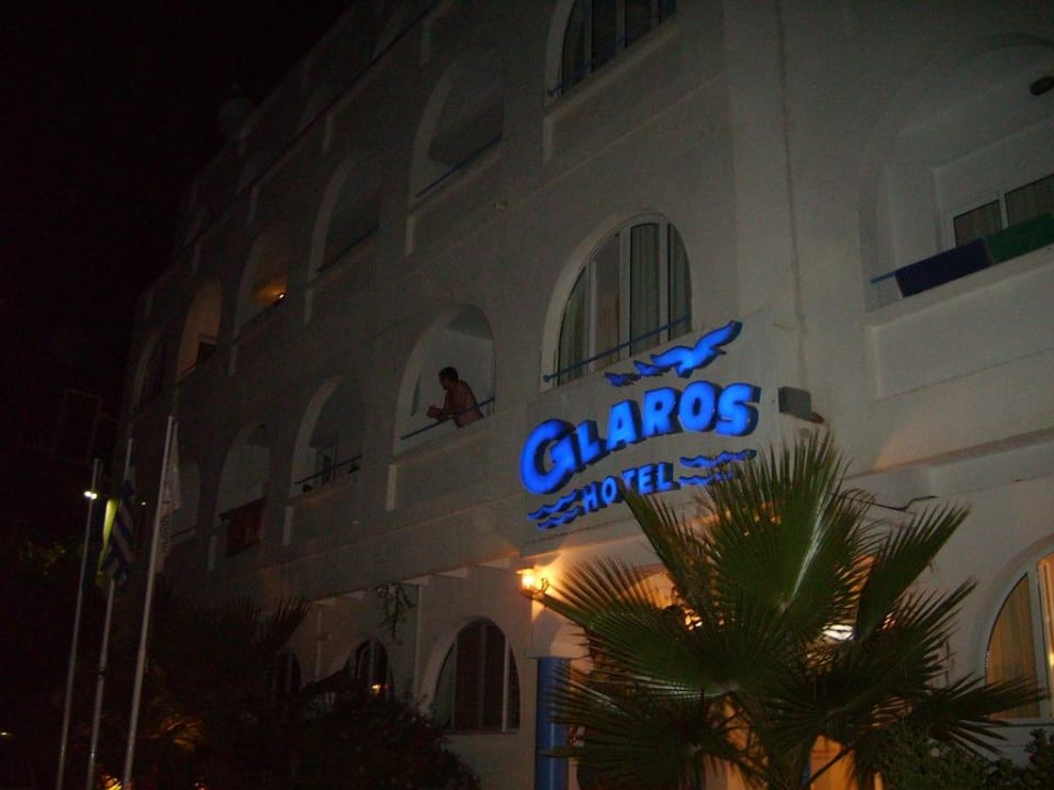 Haupteingang am Abend Glaros Beach Hotel